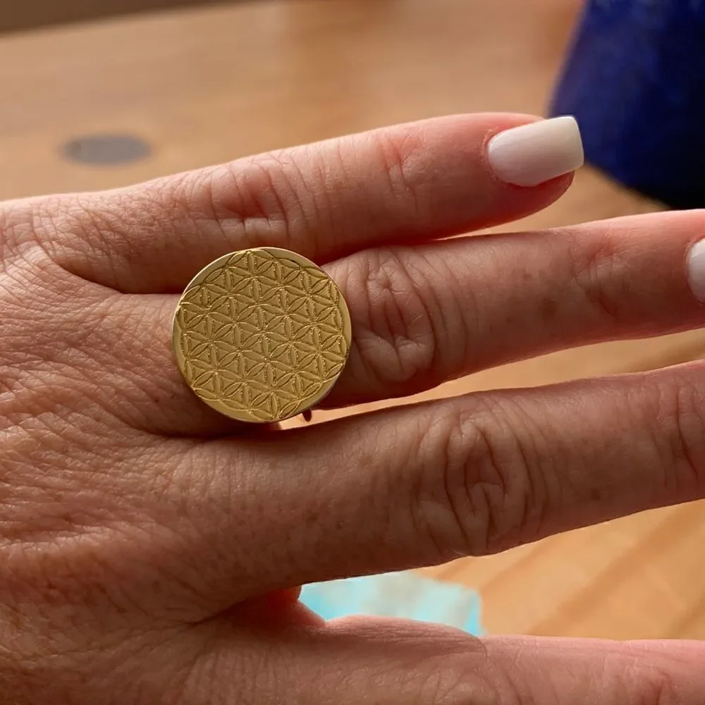 Pretty gold round shape ring